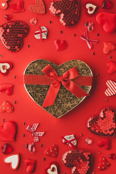 赤い背景に赤いハートを持つバレンタインデーや結婚式のロマンチックなコンセプト トップビュー コピースペース — ストック写真