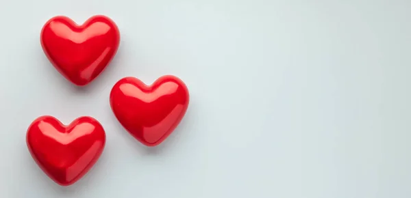 Concepto San Valentín Con Corazones Rojos Sobre Fondo Azul Claro — Foto de Stock