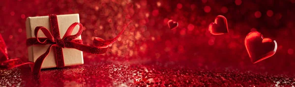 Slavnostní Koncept Dárkovou Krabicí Srdcem Červeném Pozadí Bokeh Valentýn Pozadí — Stock fotografie