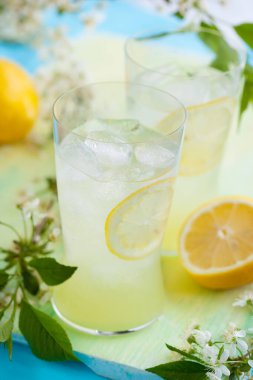 buz ile soğuk taze limonata