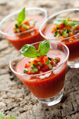 Gözlüklü lezzetli soğuk gazpacho çorbası