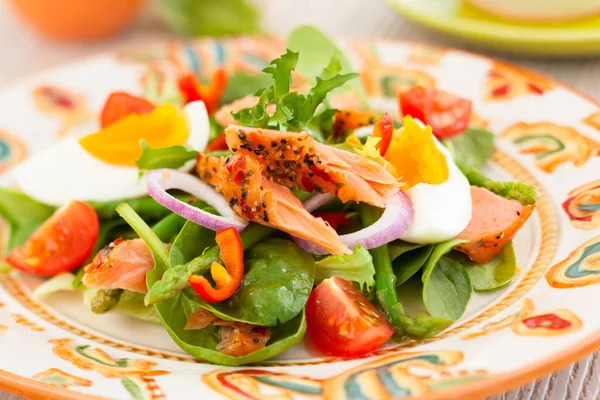 Insalata Salmone Con Uova Verdure — Foto Stock