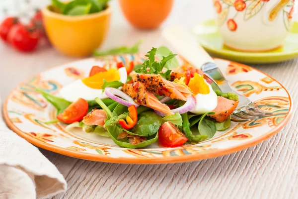 Insalata Salmone Con Uova Verdure — Foto Stock