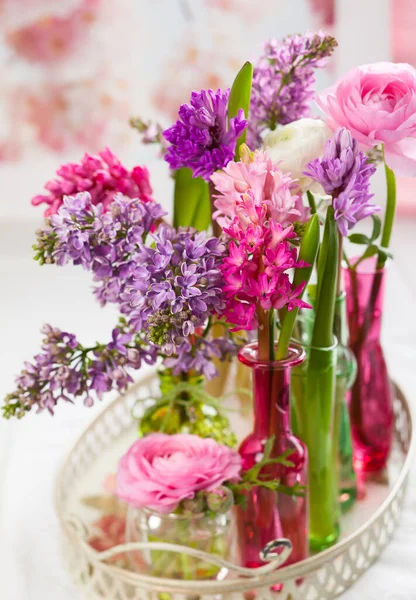 花やキャンドルとイースターの装飾 — ストック写真