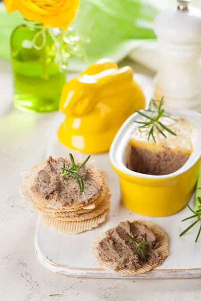 Pate Fígado Frango Com Biscoitos Para Páscoa — Fotografia de Stock