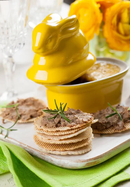 Kip Lever Pate Met Crackers Voor Pasen — Stockfoto