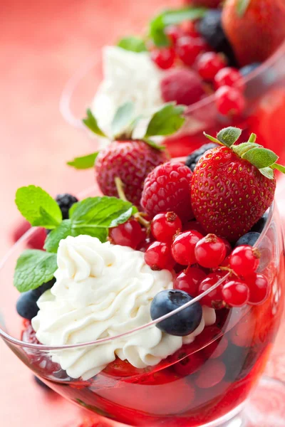 Bayas Gelatina Con Crema Frutas Frescas Vasos — Foto de Stock