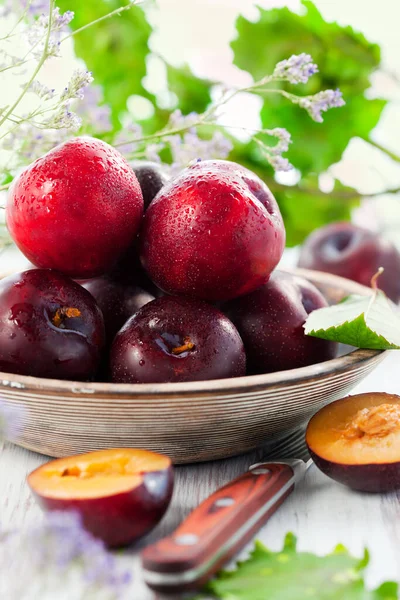 Prunes Fraîches Avec Feuilles Dans Bol — Photo