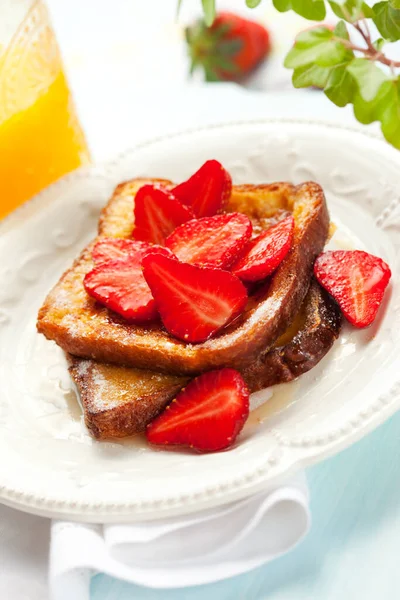 Frans Toast Met Aardbeien Maple Siroop Suiker — Stockfoto