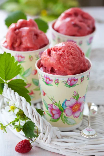 Jahodovou Zmrzlinu Nebo Sorbet — Stock fotografie