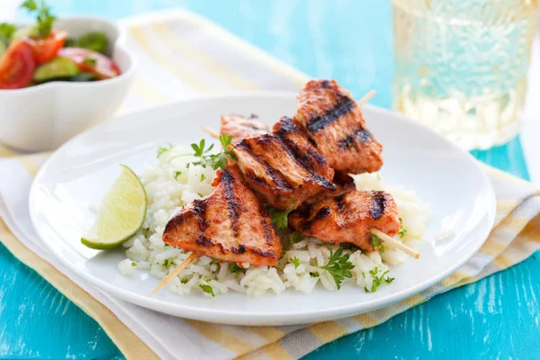 Espetos Masala Frango Deliciosos Com Arroz Salada Legumes — Fotografia de Stock