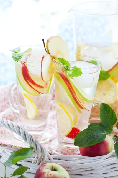Яблочный Напиток Лимоном Мятой Льдом — стоковое фото