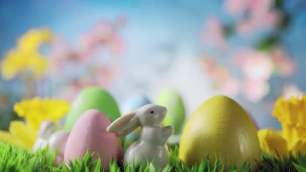 Easter Bunny Pisankami Wiosenne Kwiaty Zielona Trawa Tle Błękitnego Nieba Filmik Stockowy