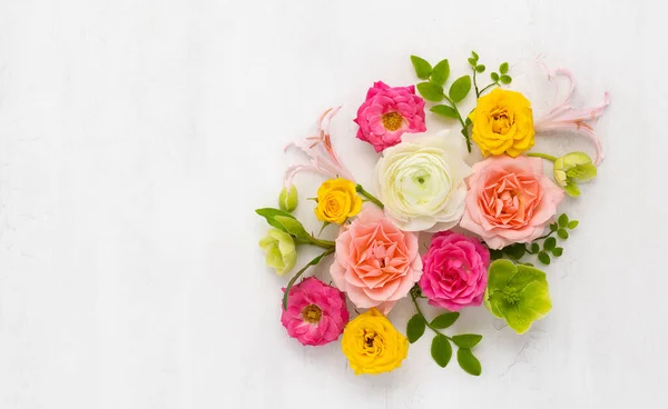 バラのアレンジメント 色鮮やかなバラの花や緑の葉の組成光の背景に トップビュー コピースペース — ストック写真