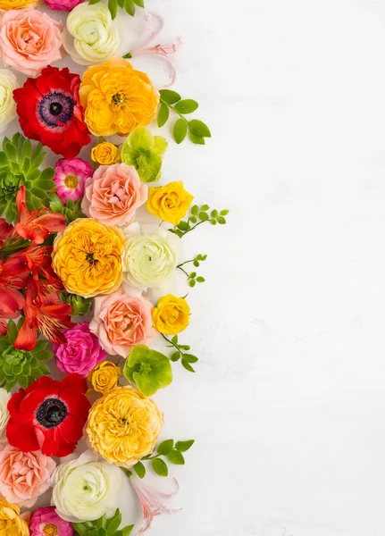 Ωραία Σύνθεση Λουλουδιών Σύνθεση Ανεμώνες Τριαντάφυλλα Ranunculus Τροπικά Λουλούδια Χυμώδη — Φωτογραφία Αρχείου