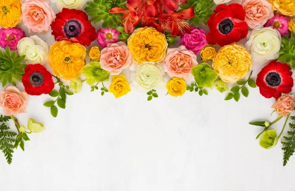 Vackra Blommor Sammansättning Arrangemang Anemoner Rosor Ranunkel Tropiska Blommor Saftiga — Stockfoto