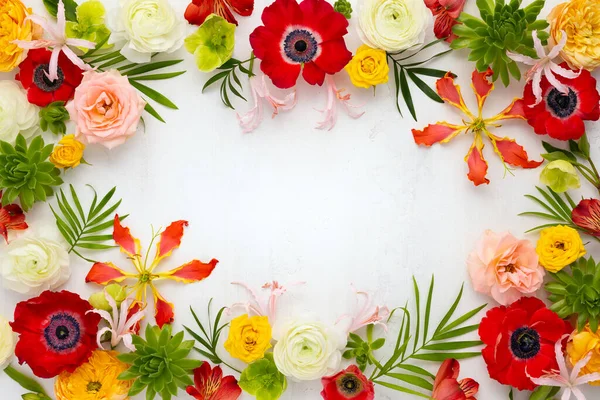Ram Blommor Sammansättning Arrangemang Anemoner Rosor Ranunkel Tropiska Blommor Saftiga — Stockfoto
