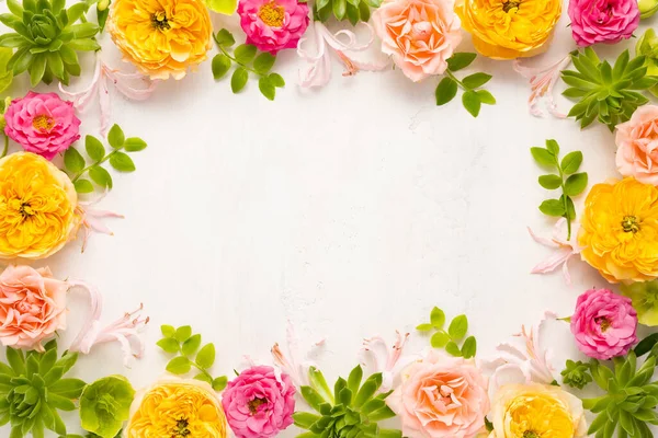 Sammansã Ttning Vackra Blommor Suckulenter Och Blad Ljus Bakgrund Blommor — Stockfoto