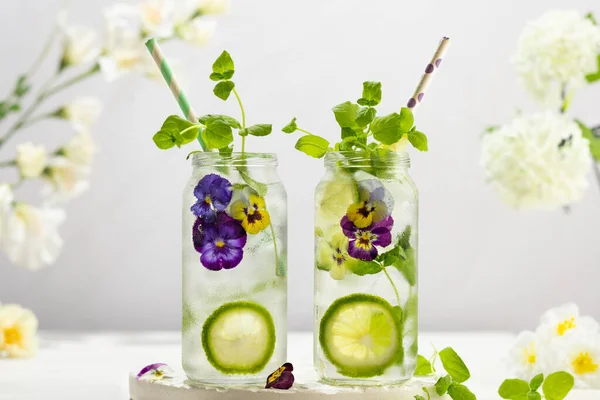 Kallt Infunderat Avgiftningsvatten Med Ätliga Blommor Lime Och Myntablad Uppfriskande — Stockfoto