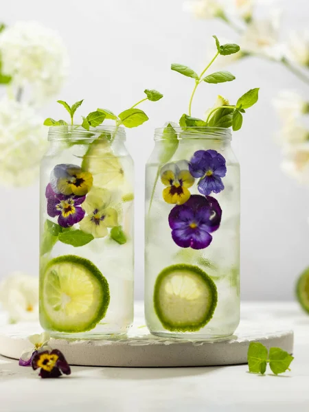 Kallt Infunderat Avgiftningsvatten Med Ätliga Blommor Lime Och Myntablad Uppfriskande — Stockfoto
