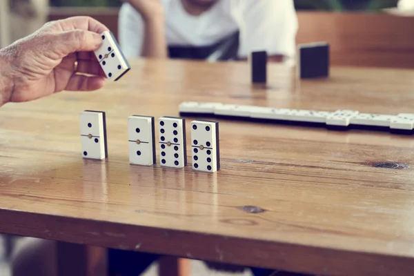 Une Famille Jouant Domino Dans Une Table Bois — Photo