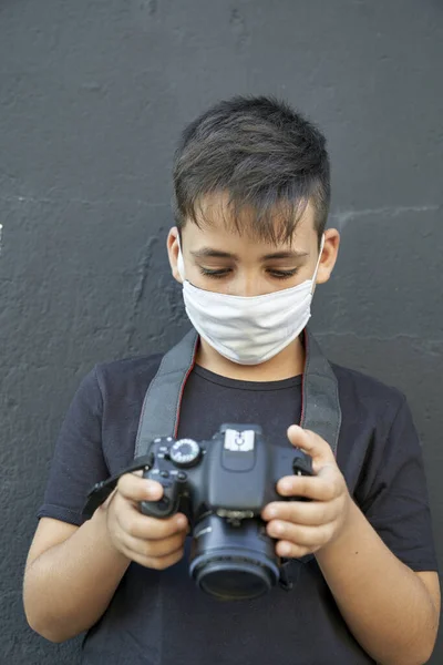 Niño Lindo Con Ojos Verdes Usando Una Máscara Sostiene Una —  Fotos de Stock