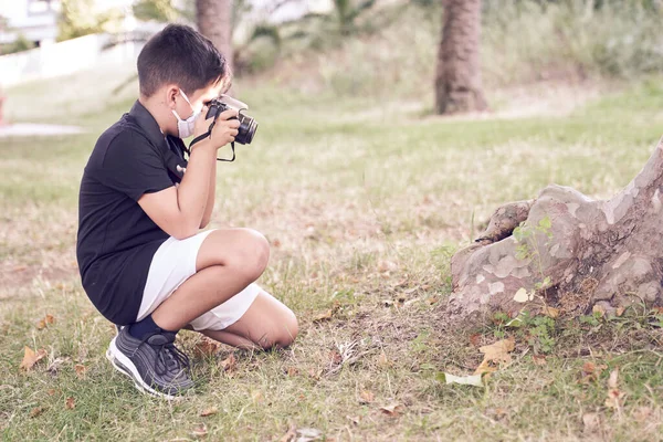 Niño Lindo Con Ojos Verdes Usando Una Máscara Sostiene Una — Foto de Stock