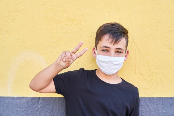 Niño Lindo Con Ojos Verdes Usando Una Máscara —  Fotos de Stock