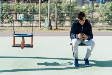 Şehirde telefon kullanan şık bir genç. .