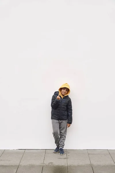 Malý Módní Chlapec Pózující Před Bílou Betonovou Zdí Koncept Stylu — Stock fotografie