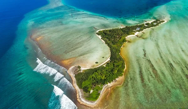 Isla aislada en Maldivas desde arriba — Foto de Stock