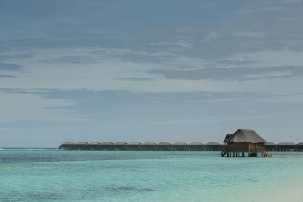 Océano Índico mar con villas de agua y bungalow de agua en él — Foto de Stock