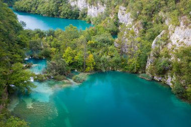 plitvice gölleri küçük şelaleler ile ayrılmış iki büyük göller