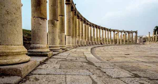 Oude Griekse en Romeinse kolommen in jerash, jordan — Stockfoto