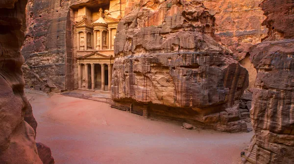 Visión general de la zona de entrada y tesorería de la ciudad de Petra, Jordania — Foto de Stock