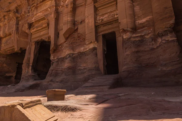 Entrada en edificio en Ciudad Roja de Petra, Jordania — Foto de Stock