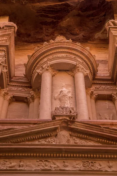 Detalhes sobre a parte superior do Tesouro na cidade de Petra, Jordânia — Fotografia de Stock