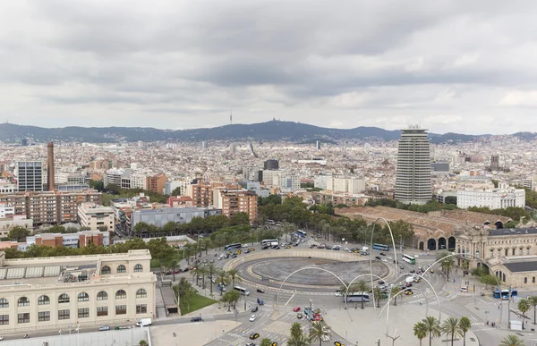 Ciudad de Barcelona con rotonda y cielo nublado — Foto de Stock