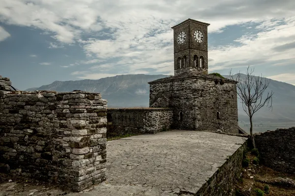 Torre de relógio na cidade velha de Gjirokastra, Albânia Imagens Royalty-Free