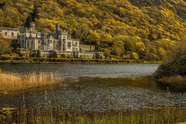 Berömda gamla kylemore abbey i connemara land galway, Irland — Stockfoto