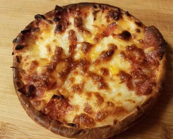Pizza au pepperoni et fromage de petite taille ou personnelle — Photo