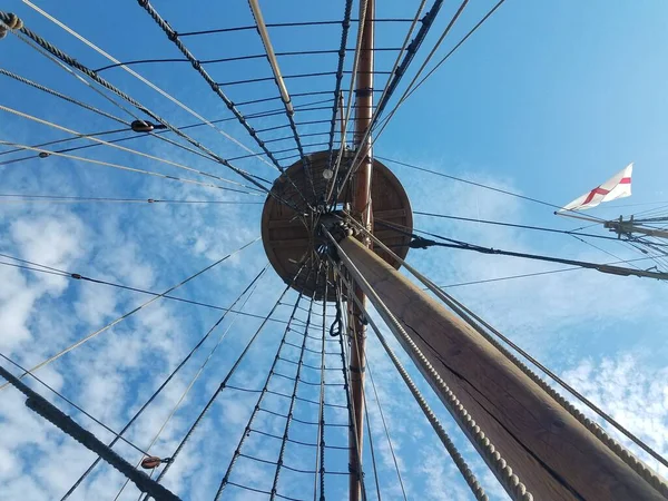 Kijkend naar de mast en tuigage op een boot — Stockfoto