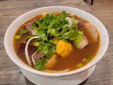 Erişte ve sebzeli Vietnam çorbası.