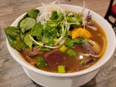 Erişte ve sebzeli Vietnam çorbası.