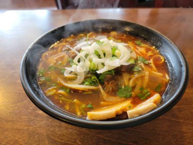 Erişte ve sebzeli Vietnam çorbası.