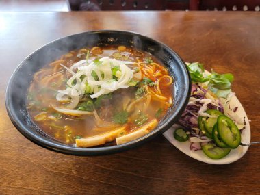 Erişte ve sebzeli Vietnam çorbası.