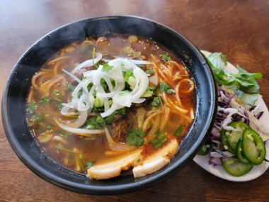 Erişte ve sebzeli Vietnam çorbası.