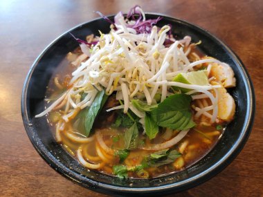 Erişte ve sebzeli Vietnam çorbası.