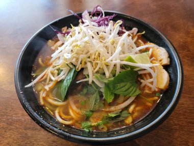 Erişte ve sebzeli Vietnam çorbası.