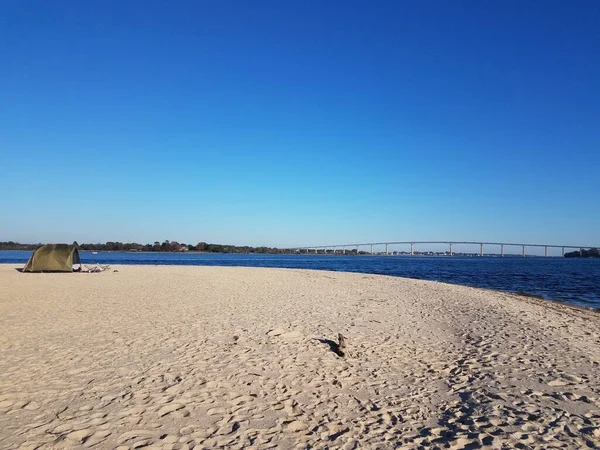 Strand und Wasser und Brücke auf Solomons Island Maryland mit Zelt — Stockfoto